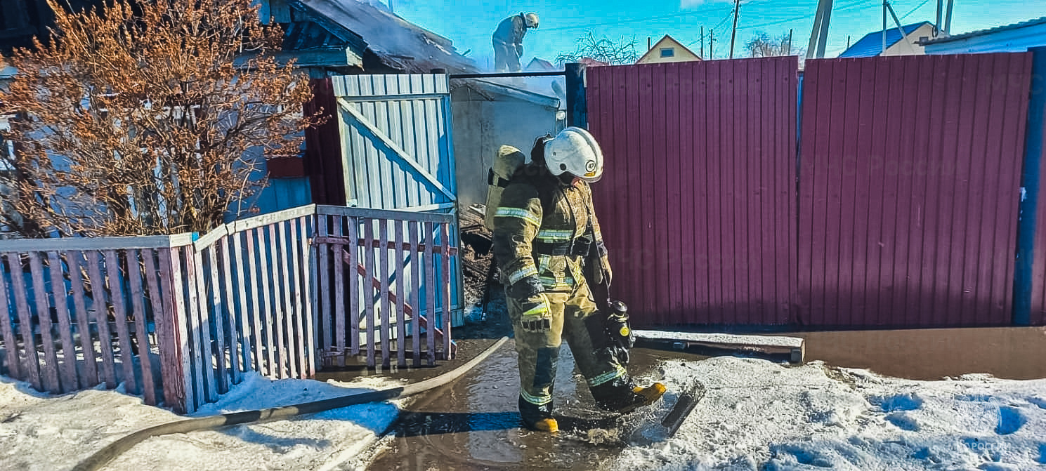 Огнеборец во внерабочее время спас бабушку и внучку на пожаре - Новости -  Главное управление МЧС России по Омской области