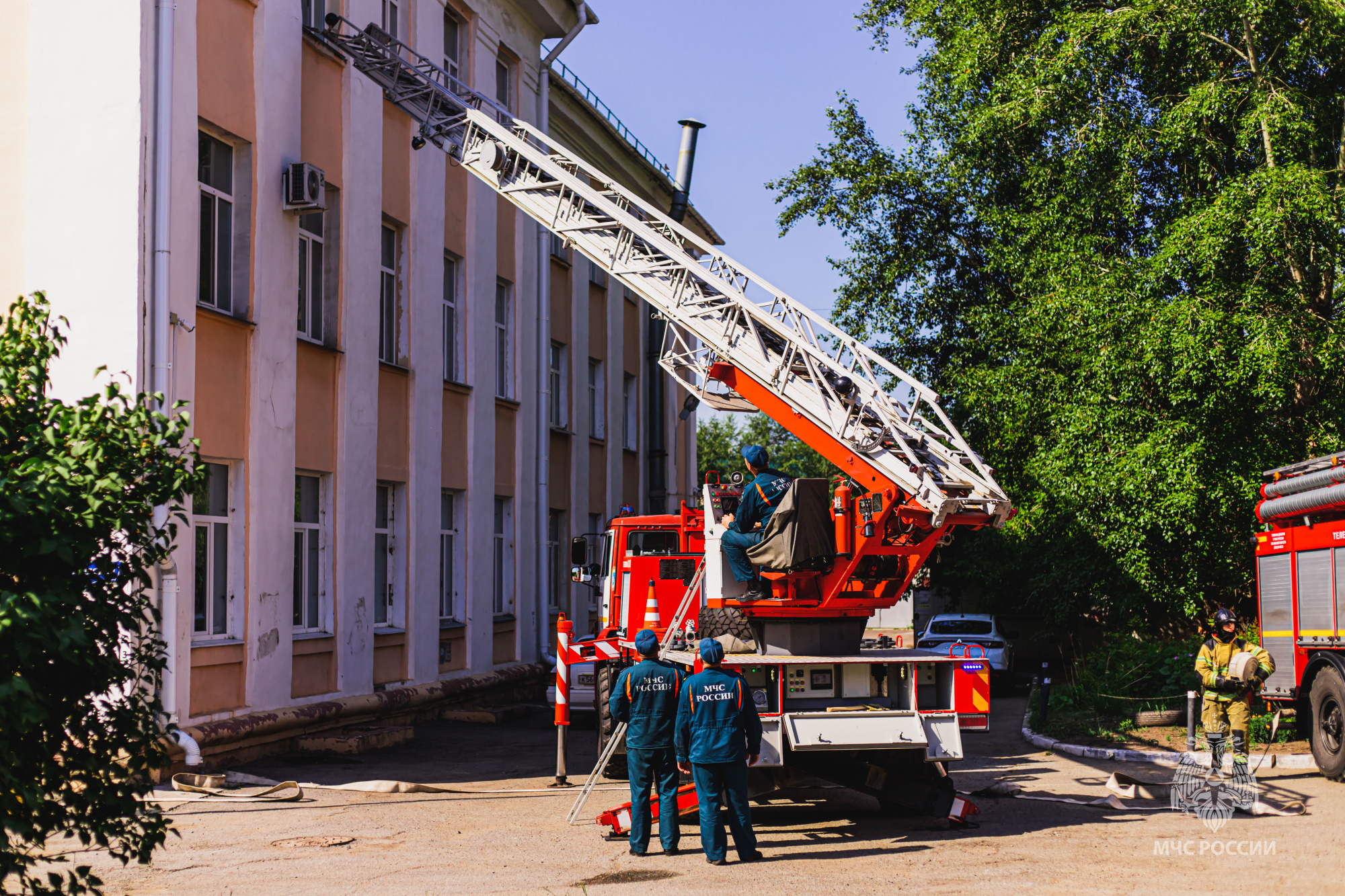 Почти 100 человек эвакуировались в ходе учений омских спасателей и  персонала ВУЗа - Новости - Главное управление МЧС России по Омской области