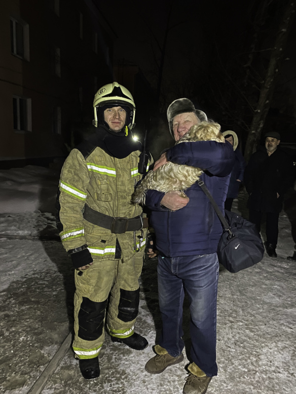 Ликвидировавшие возгорание в омской трехэтажке пожарные спасли не только троих жильцов, но и домашнего питомца