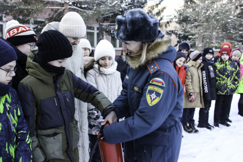 Необычный урок для школьников Кировского округа города Омска провели сотрудники МЧС России