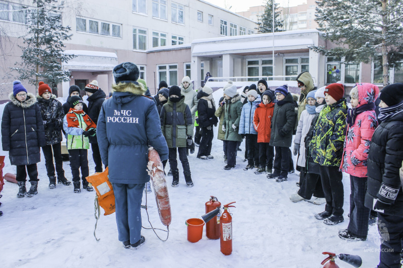 Необычный урок для школьников Кировского округа города Омска провели сотрудники МЧС России