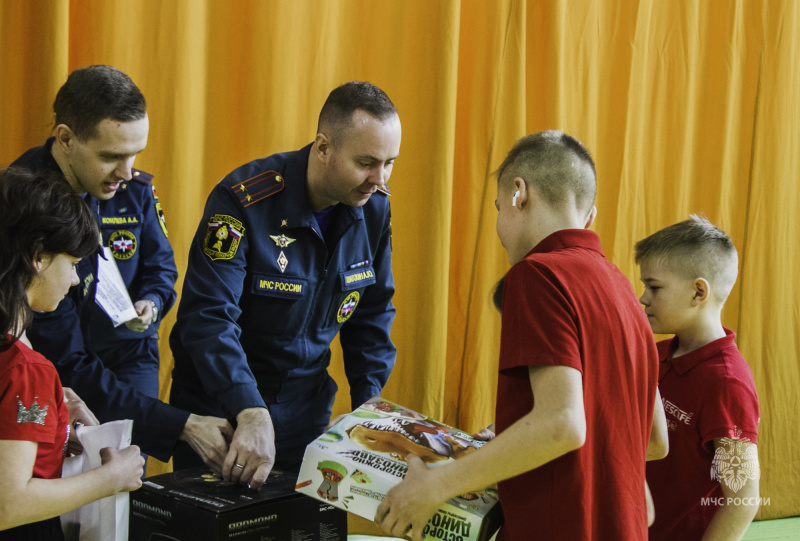 Пожарные соревнования для семей, воспитывающих опекаемых детей, прошли в Омске