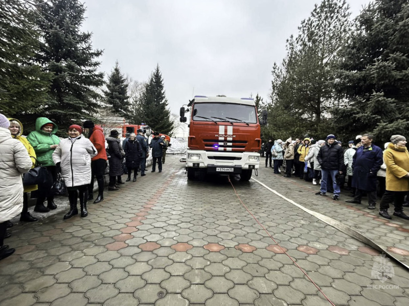 Сотрудники МЧС России ликвидировали условный пожар в научном центре химических технологий