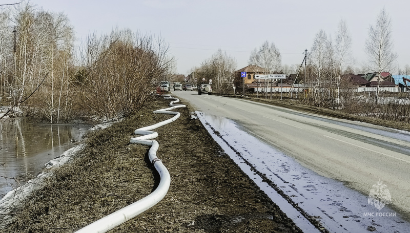 Сотрудники МЧС России оказывают помощь в откачке воды