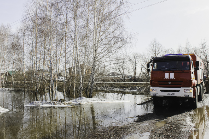 Сотрудники МЧС России оказывают помощь в откачке воды