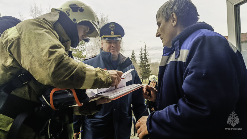 Омские спасатели ликвидировали условный пожар в театре