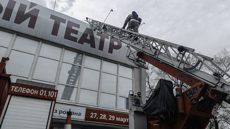 Омские спасатели ликвидировали условный пожар в театре