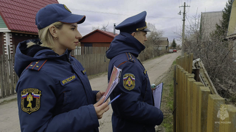 Сотрудники МЧС России напоминают омским садоводам правила пожарной безопасности