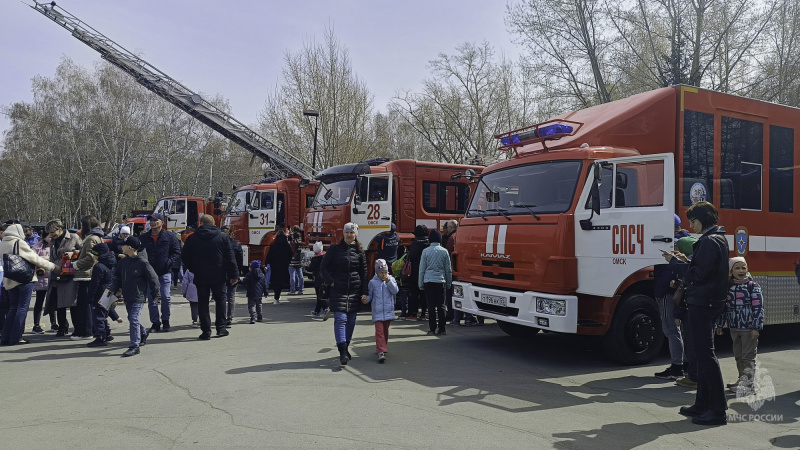 Сотрудники МЧС России разделили с омичами свой профессиональный праздник