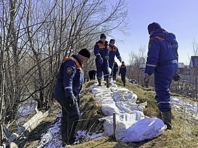 Сотрудники МЧС России укрепляют защитную насыпь в Усть-Ишимском районе Омской области