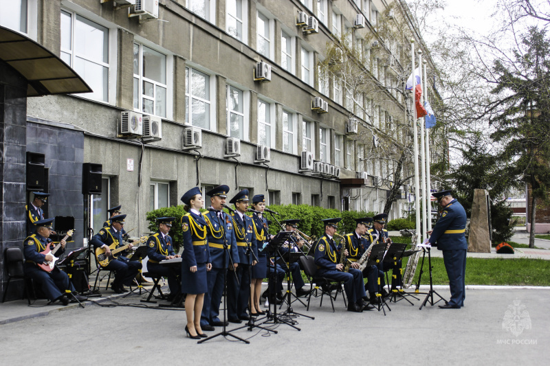 Сотрудники МЧС России участвуют в праздничных мероприятиях, пoсвященных Дню Победы