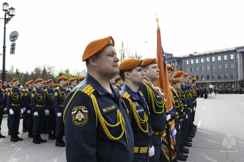 Выправка и строевой шаг. Сотрудники МЧС России приняли участие в Параде Победы