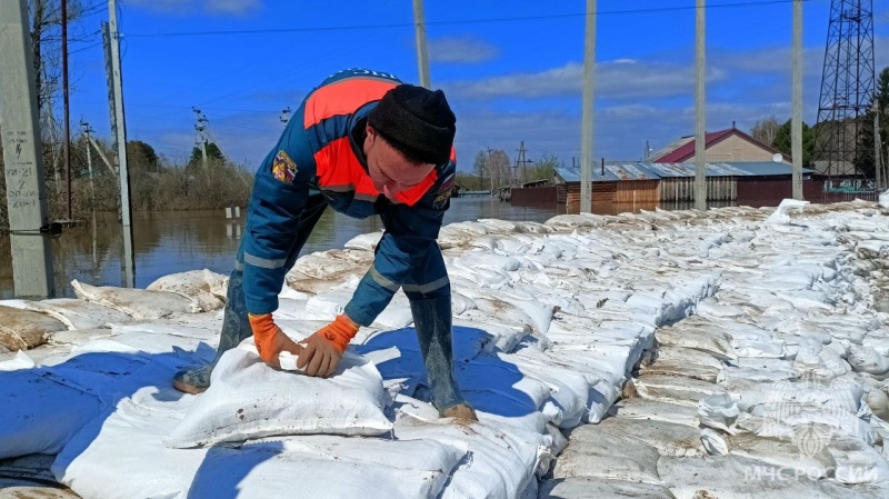 Сотрудники МЧС России в круглосуточном режиме ведут работы в зоне ЧС