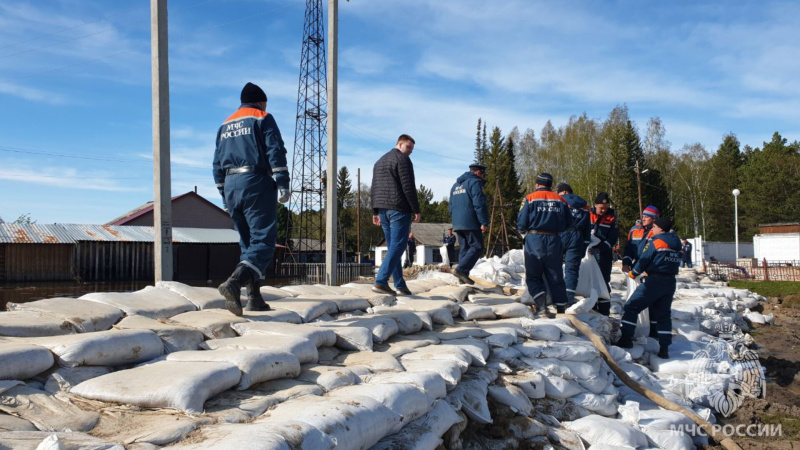 Сотрудники МЧС России продолжают работы в зоне чрезвычайной ситуации