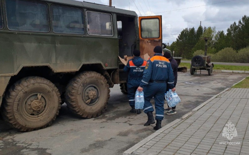 Подразделения МЧС России продолжают оказывать помощь жителям затопленных сел