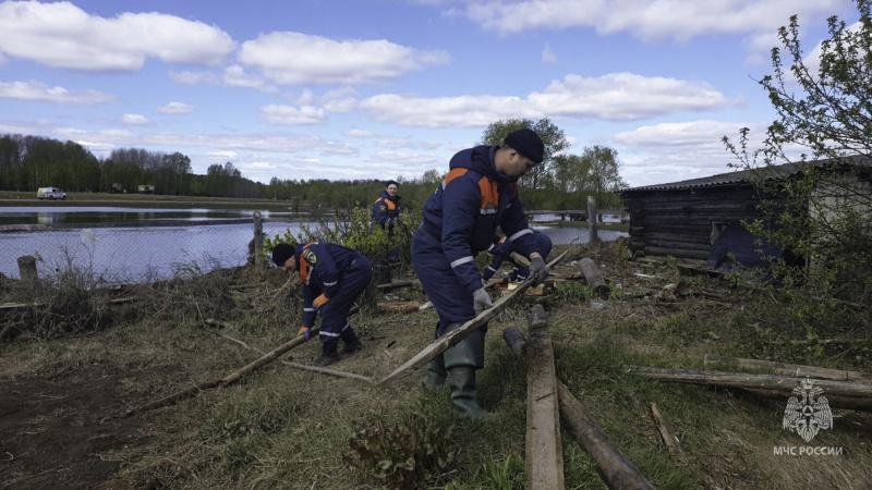 Сотрудники МЧС России оказывают помощь жителям затопленных населенных пунктов