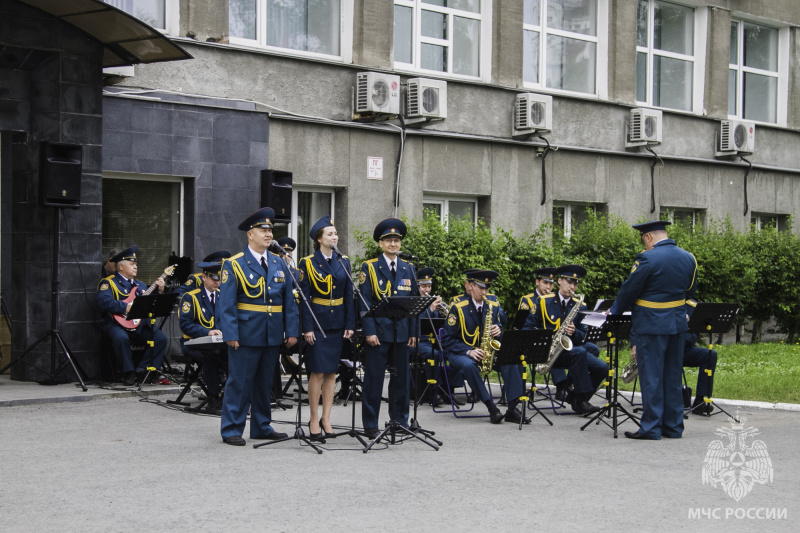 Музыкальный подарок от сотрудников МЧС России омичам на День России