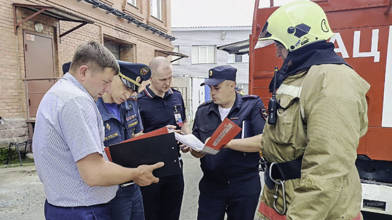 Сотрудники МЧС России ликвидировали пожар и спасли двоих: замысел пожарно-тактических учений отработали в центре города