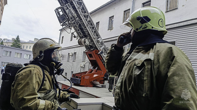 Сотрудники МЧС России ликвидировали пожар и спасли двоих: замысел пожарно-тактических учений отработали в центре города