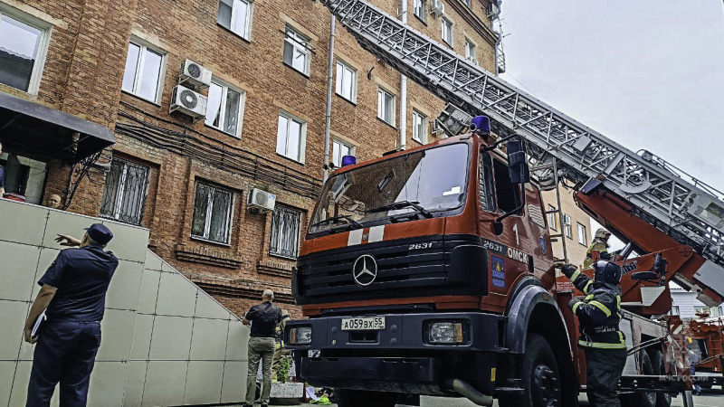 Сотрудники МЧС России ликвидировали пожар и спасли двоих: замысел пожарно-тактических учений отработали в центре города