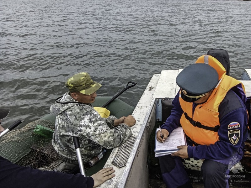 Безопасный отдых на воде: сотрудники МЧС России напоминают правила