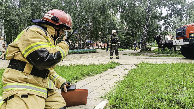 Омские спасатели провели учения с эвакуацией сотрудников в гостиничном комплексе