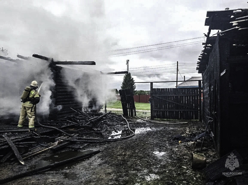 За неделю омские пожарные ликвидировали 45 пожаров и спасли четверых