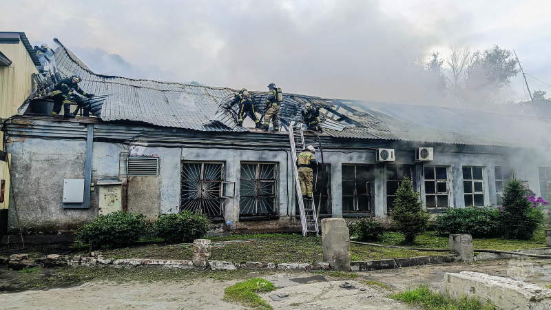 В Омске огнеборцы МЧС России ликвидировали пожар на складе