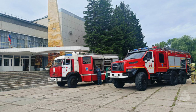 Сигнал тревоги в городском Дворце творчества: огнеборцы МЧС России спасали условных пострадавших и выводили их на воздух