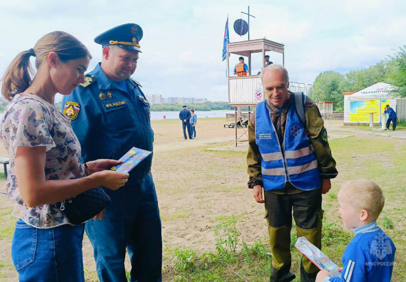 Вместе безопаснее: сотрудники МЧС России и волонтеры патрулируют места отдыха у воды