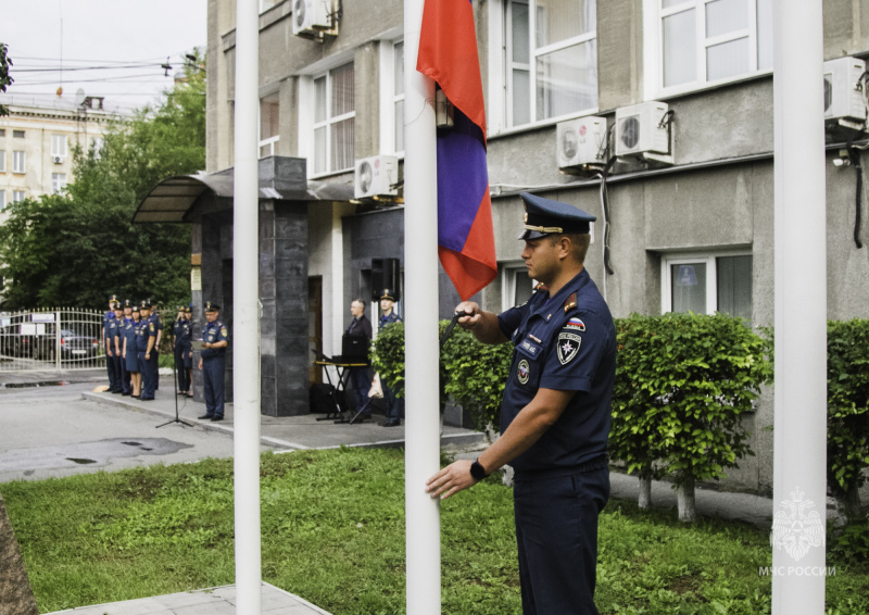 Сотрудники МЧС России отмечают День Государственного флага Российской Федерации