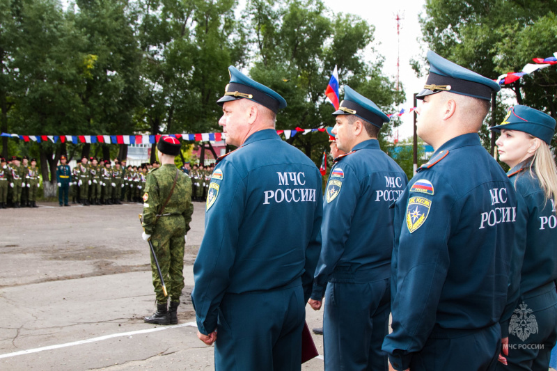 Сотрудники МЧС России поздравили кадетов пожарно-спасательного класса с новым учебным годом