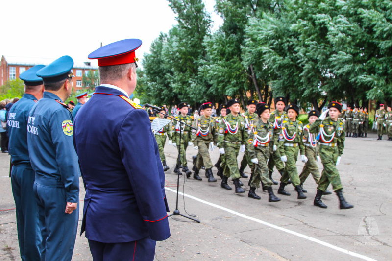 Сотрудники МЧС России поздравили кадетов пожарно-спасательного класса с новым учебным годом