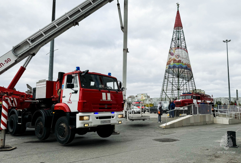 Сотрудник МЧС России ликвидировали «пожар» в административном здании торгового центра