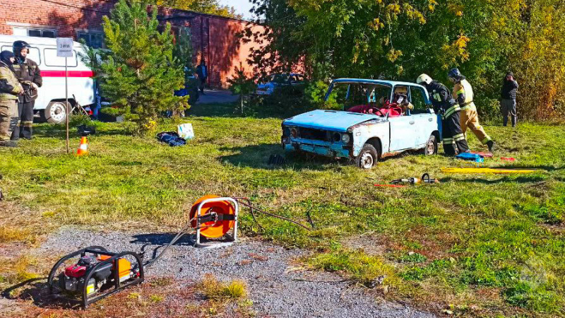 Омские сотрудники МЧС России участвовали в  соревнованиях по ликвидации ДТП