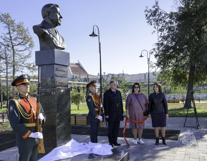 В Омске открыли памятник  Герою Советского Союза